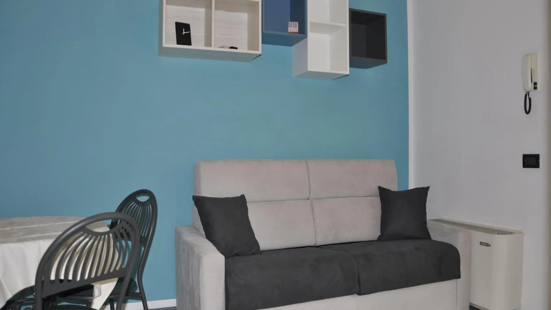 Vibrant Holiday Home In Lazise With Swimming Pool Near 2 Lakes 0*,