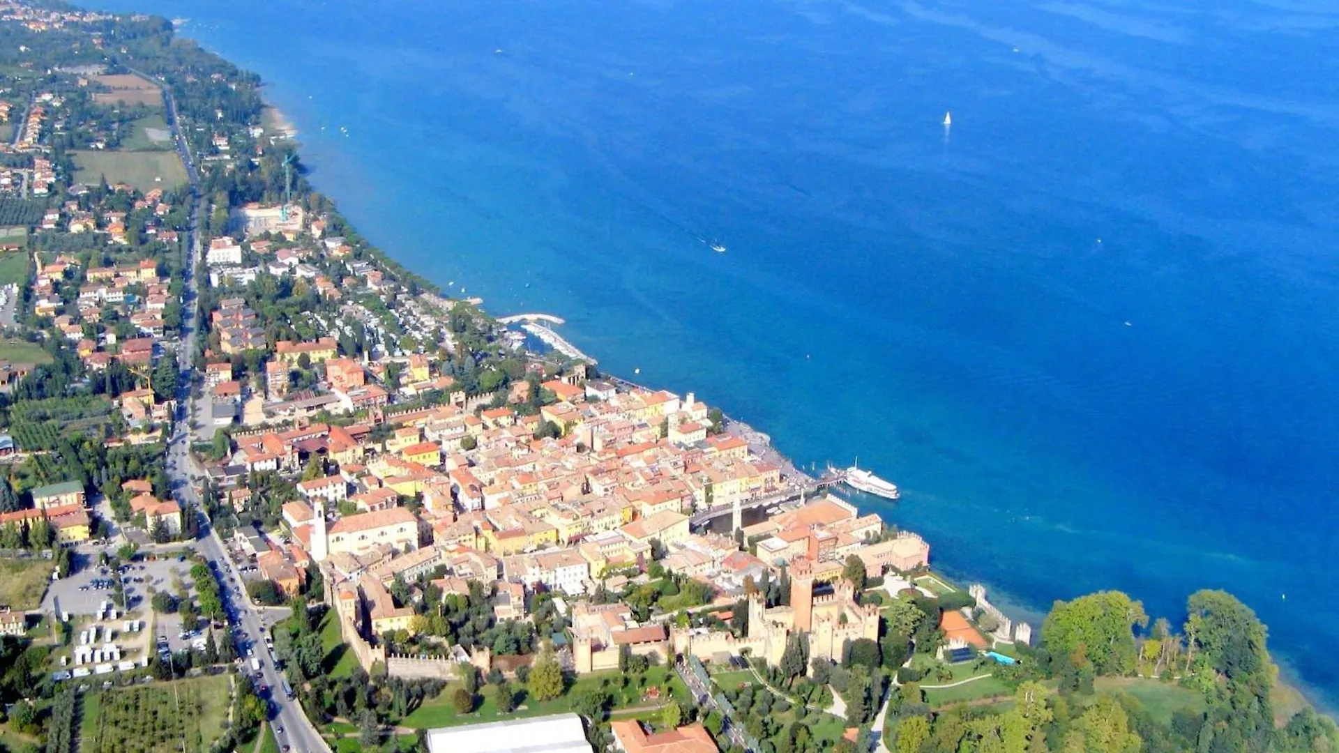 Vibrant Holiday Home In Lazise With Swimming Pool Near 2 Lakes