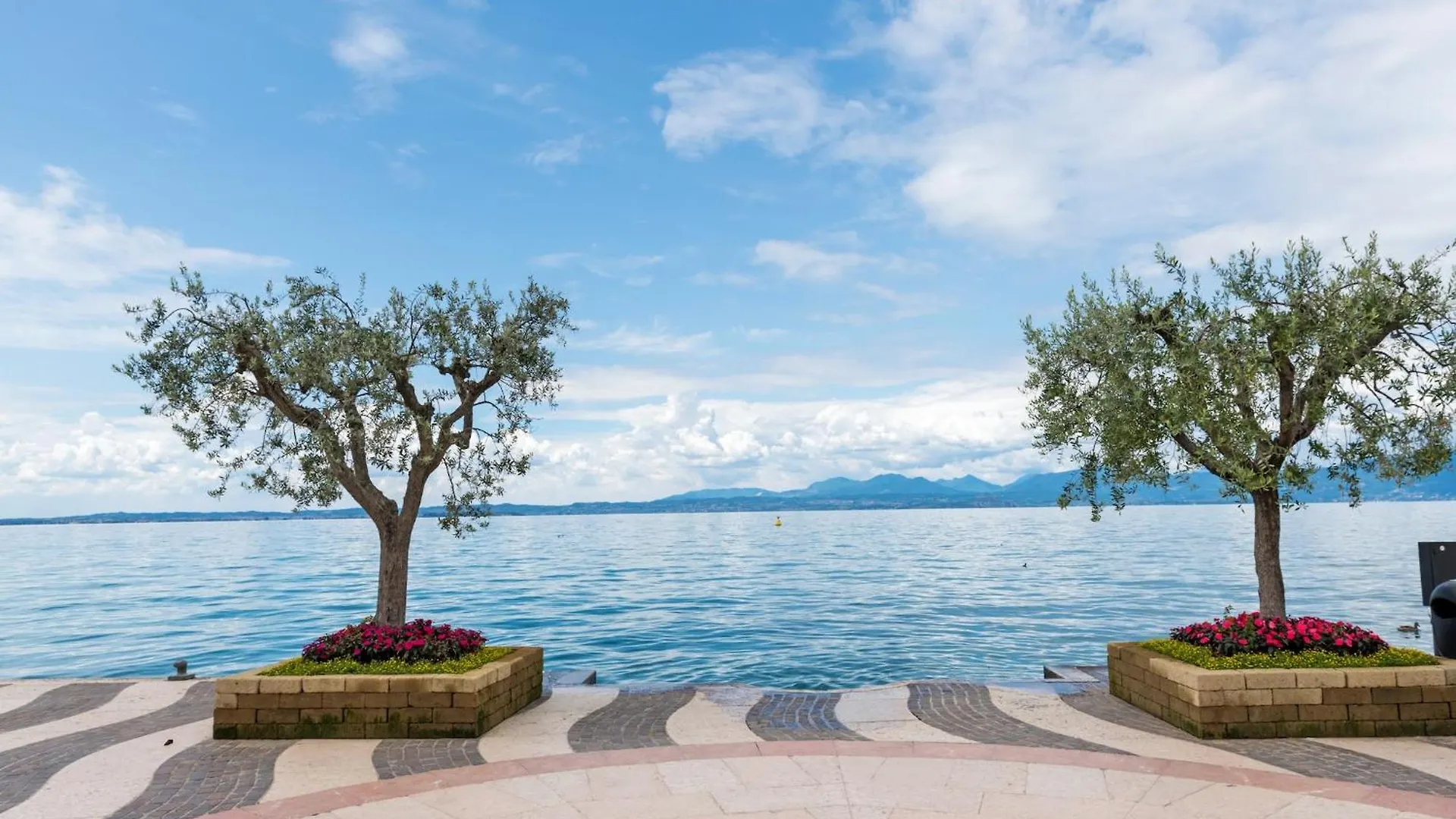 Vibrant Holiday Home In Lazise With Swimming Pool Near 2 Lakes Italy