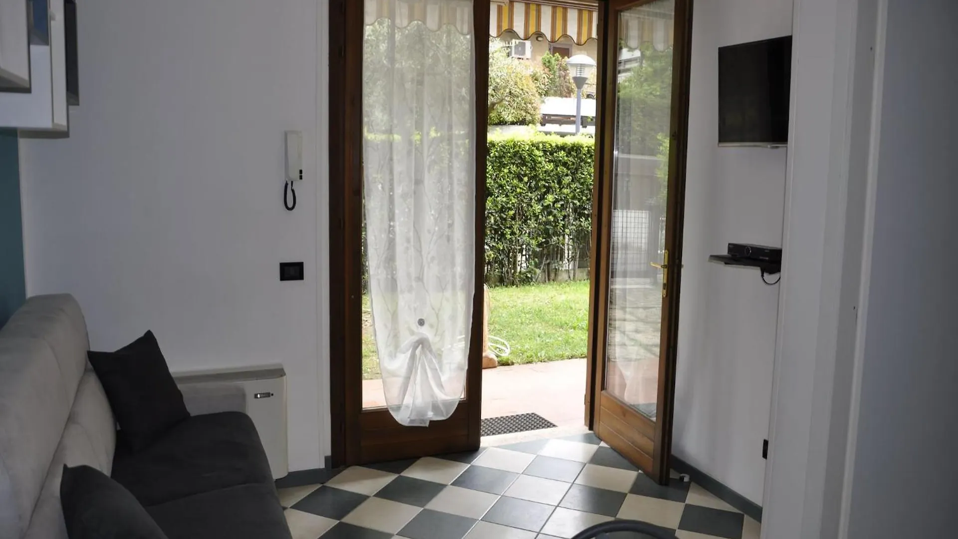 Vibrant Holiday Home In Lazise With Swimming Pool Near 2 Lakes