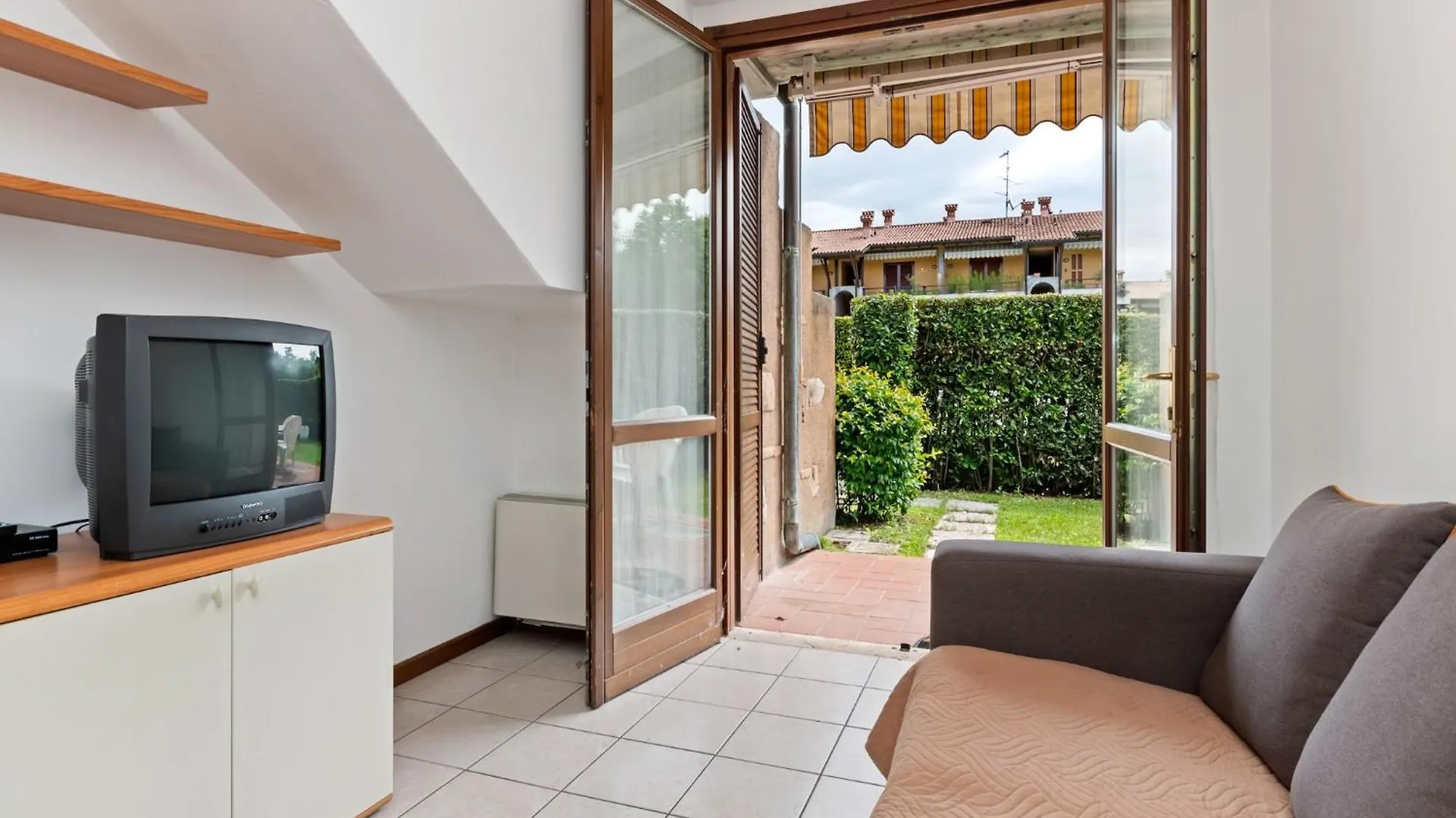 Vibrant Holiday Home In Lazise With Swimming Pool Near 2 Lakes Italy