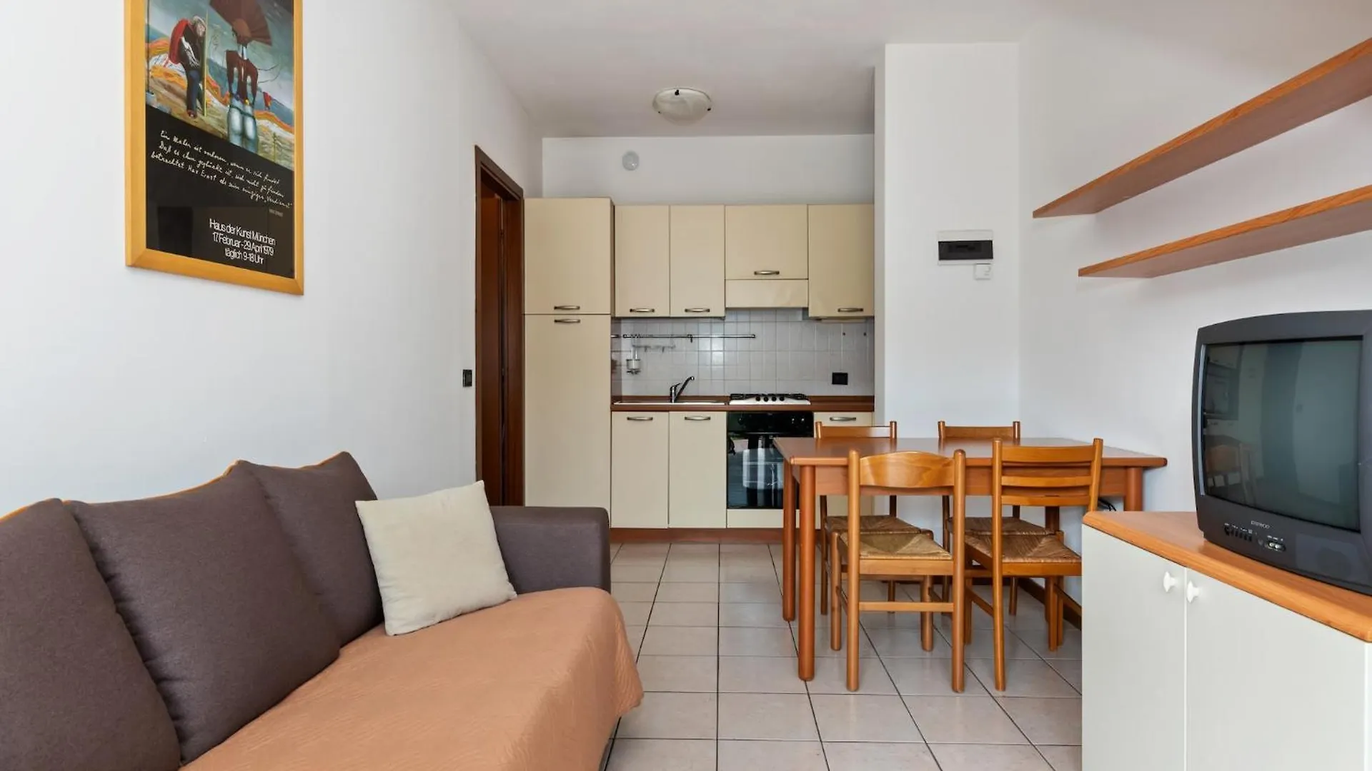 Vibrant Holiday Home In Lazise With Swimming Pool Near 2 Lakes 0*,  Italia