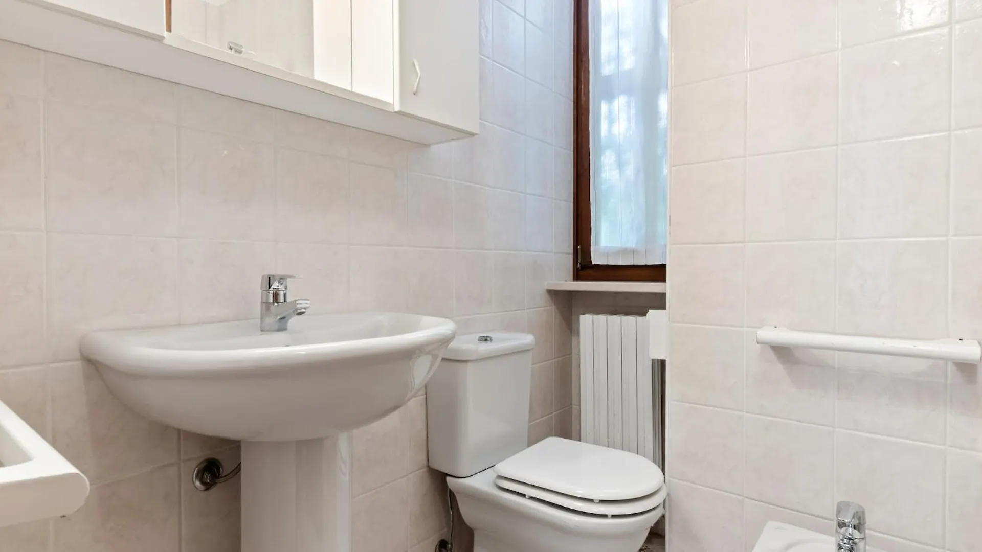 Vibrant Holiday Home In Lazise With Swimming Pool Near 2 Lakes 0*,  Italia