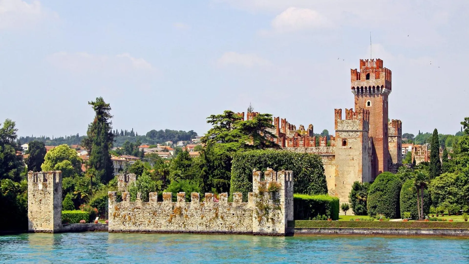 Vibrant Holiday Home In Lazise With Swimming Pool Near 2 Lakes Italia