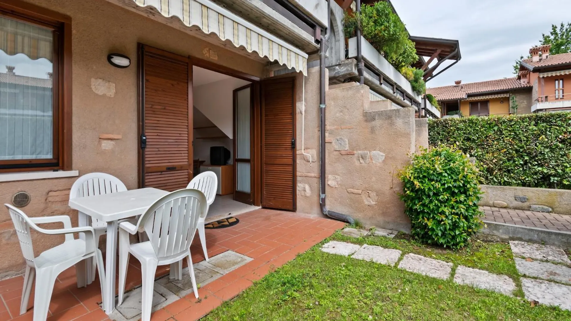 Vibrant Holiday Home In Lazise With Swimming Pool Near 2 Lakes