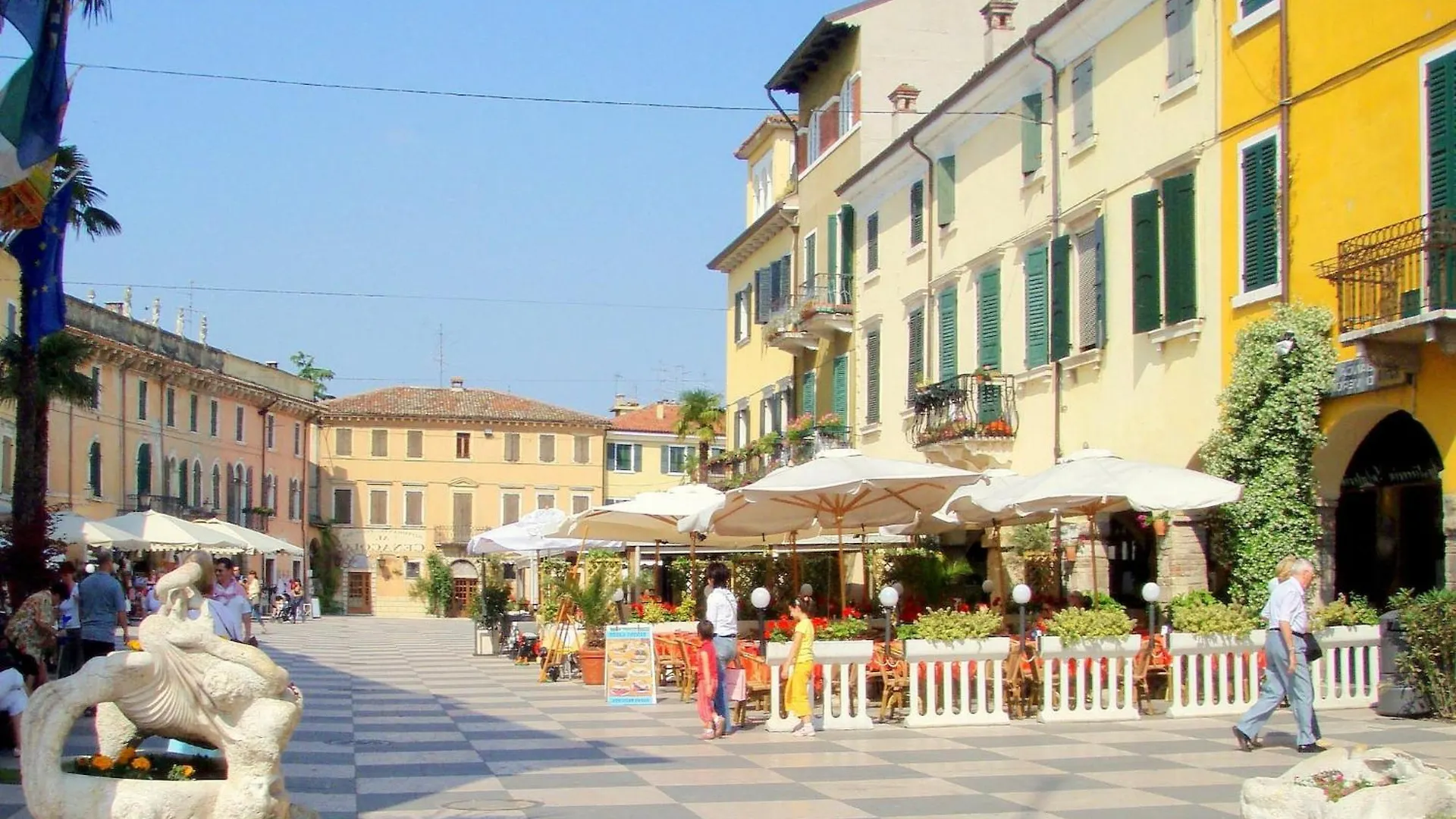 Vibrant Holiday Home In Lazise With Swimming Pool Near 2 Lakes