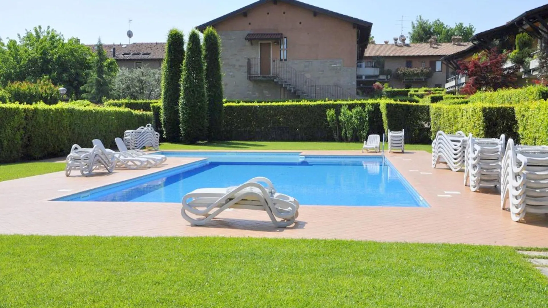 Vibrant Holiday Home In Lazise With Swimming Pool Near 2 Lakes