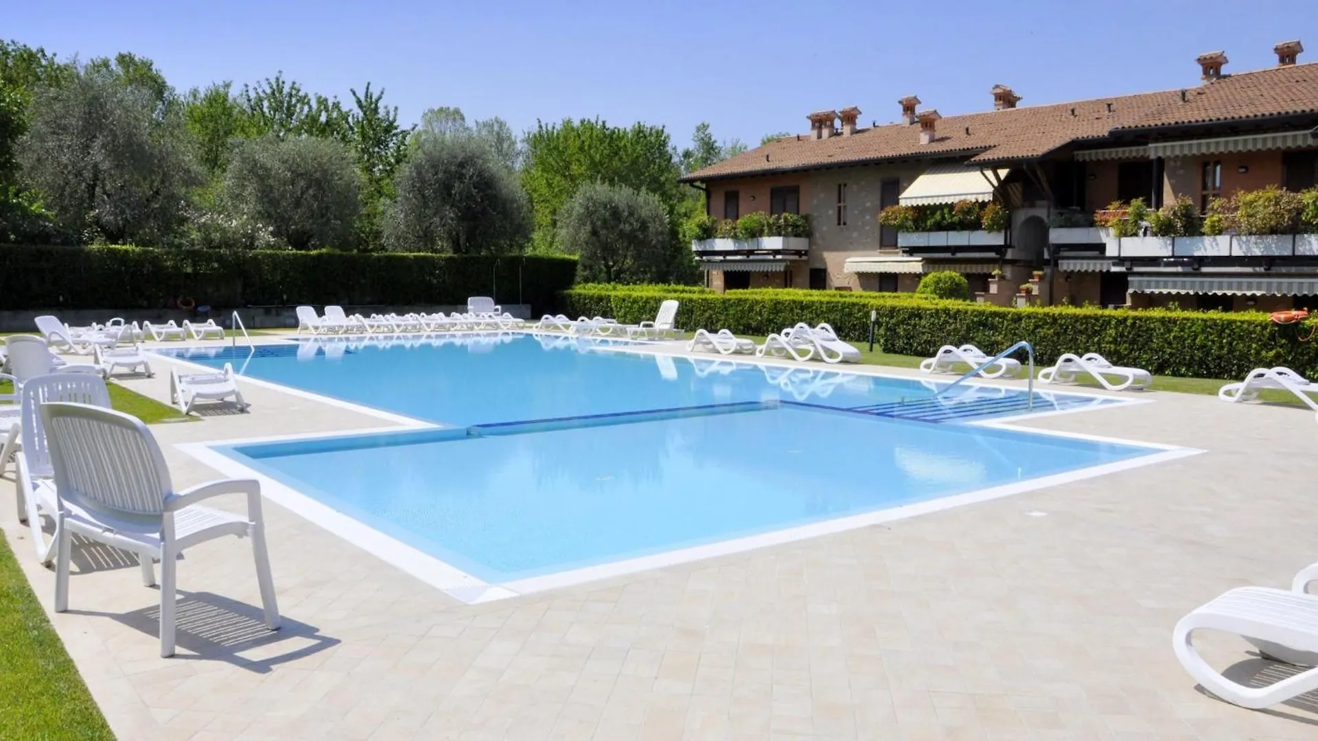 Vibrant Holiday Home In Lazise With Swimming Pool Near 2 Lakes
