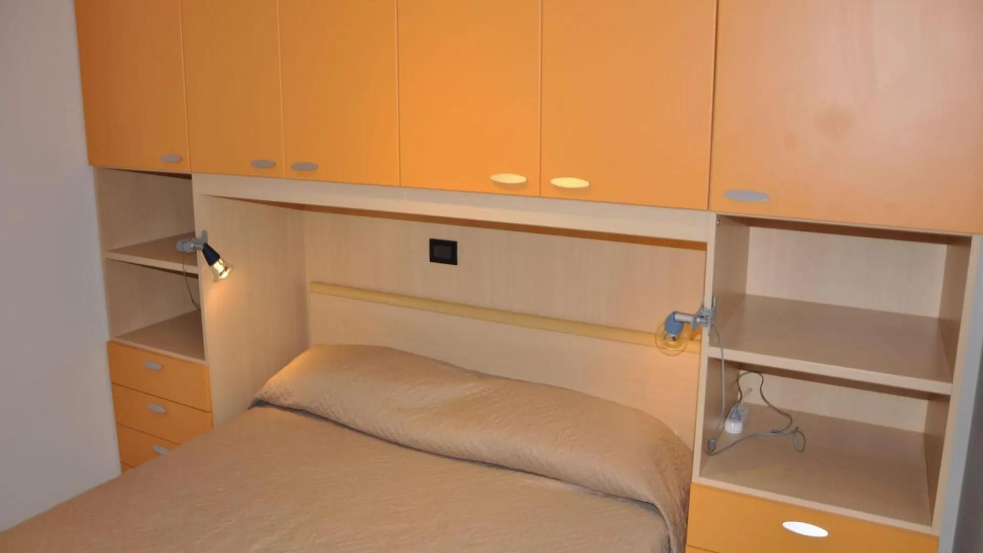 Vibrant Holiday Home In Lazise With Swimming Pool Near 2 Lakes Italia